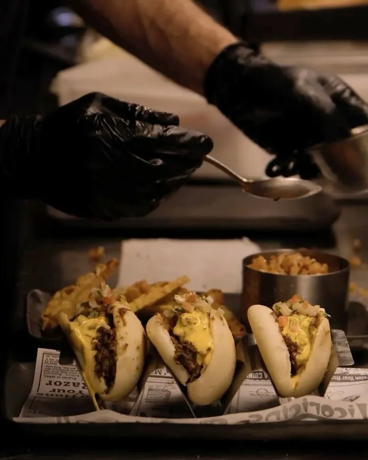 Tres baos de pulled pork servidos en la barra de Garage Coffee